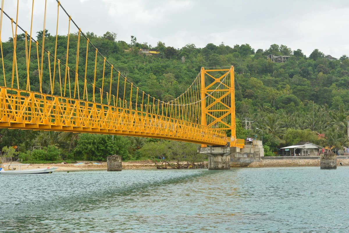 Nusa Ceningan coastline